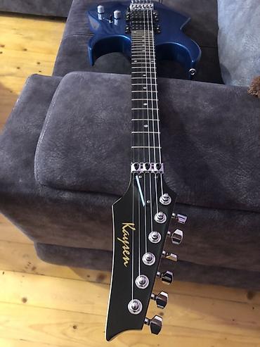 kitara: Elektrik gitara – mavi metalik rəngli, superstrat tipli korpus — 7