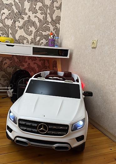 usaq oyun: Uşaqlar üçün elektrikli minik avtomobili – Mercedes-Benz üslubunda, ağ — 1