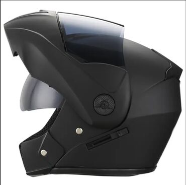 moto paltarı: Qara rəngdə, çevrilə bilən dizaynlı motosiklet dəbilqəsi. Dəbilqənin