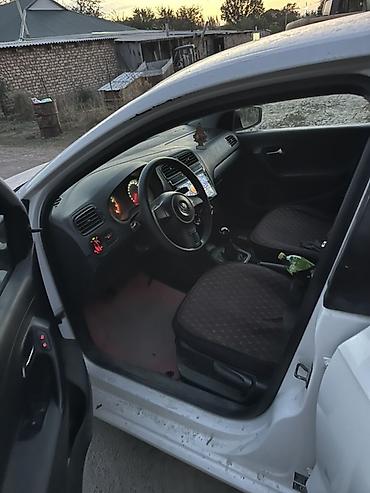 авто рага: Volkswagen Polo: 2013 г., 1.6 л, Кол менен иштөөчү, Бензин, Седан — 5