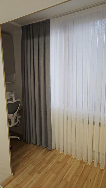 Pərdə və tüllər: Bu dəst tünd bənövşəyi rəngli iki qalın pərdədən və ortada yerləşən ağ — 5