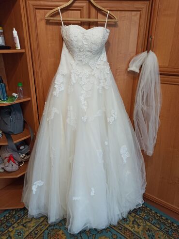 Свадебные платья и аксессуары: Счастливое свадебное платье Итальянское размер 42. Состояние