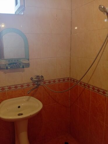 Uzunmüddətli kirayə evlər: Kirayə/icarə üçün iki mərtəbəli həyət evi (giriş və daxili plan) - — 11