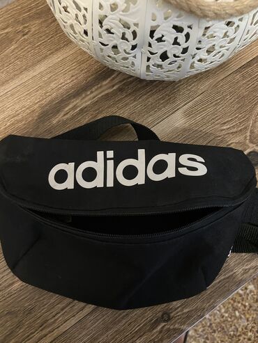 Σακίδια πλάτης: Τσαντακι adidas μαυρο 8€
