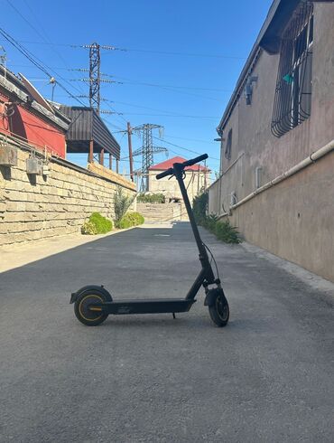 Şəhər gəzintiləri və qısa məsafəli yollar üçün əlverişli, qara rəngli