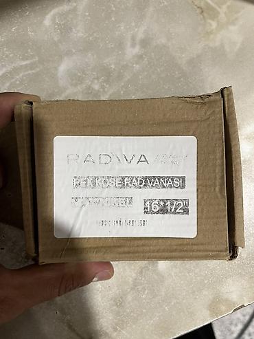 бак для воды купить в баку: RADIYA markalı bucaq formalı radiator kranı. Qutunun üzərində — 2