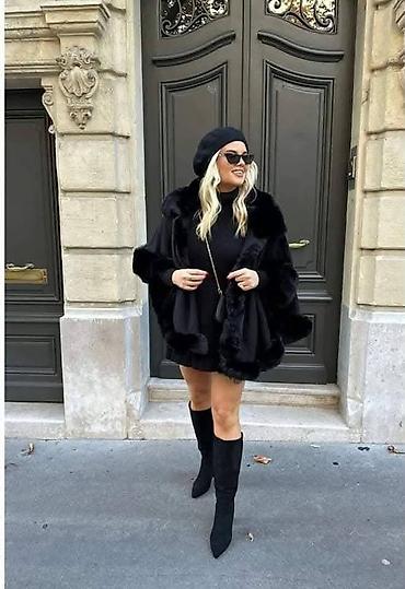 Ponchos: Elegantna plus size pončo-bunda sa krznenim rubom - Kroj: širok — 2