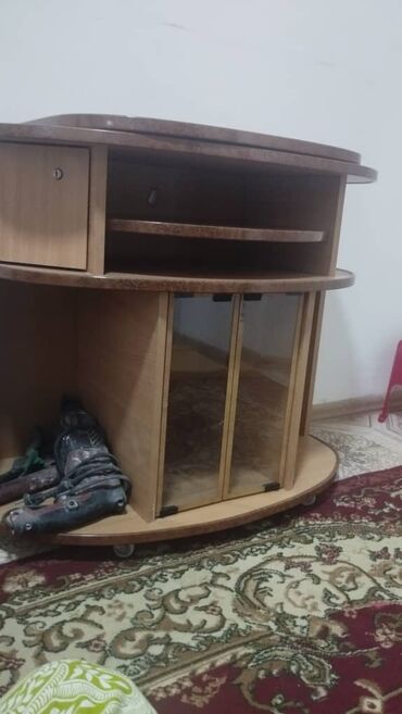 кожанные кресло: Деревянная тумба под телевизор с закруглёнными краями, выполненная в