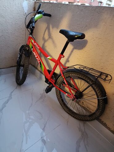 3 yaşdan yuxarı uşaqlar ucun velosipedlər: Usaq Velosipedi. 40man. Yaxsi veziyyetdedi.Tekerler 22liqdi.Unvan