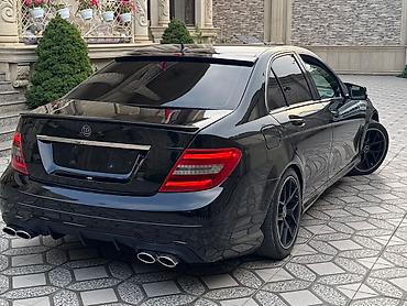 smart avtomobil: Mercedes-Benz C‑Class sedan, qara rəng, AMG üslublu eksteryer paketi — 5