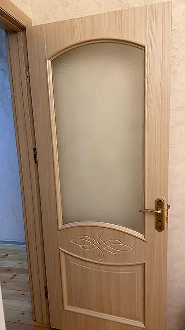 otag gapilari: Ağcaqayın rəngli interyer qapıları – şüşəli dekorlu model • Material — 2
