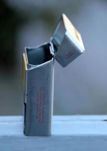 Upaljači i prateća oprema: MANITOU i CAMEL preklopna tabakera aluminijum. Cena za komad MANITOU — 4