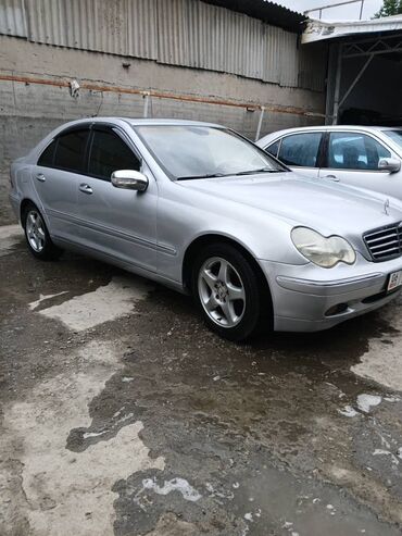 Mercedes-Benz: Автомобиль Mercedes-Benz C-класса в кузове седан серебристого цвета