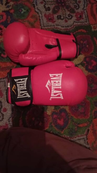 перчатки для фитнеса женские: Продам боксёрские перчатки бренд Everlast, в хорошем качестве новые