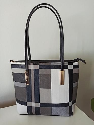 Torbe: Torba je licno moja Lepo ocuvana, nema duzi kais. Nikad nije ni imala — 8