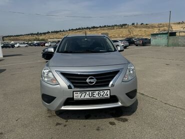 Nissan: Gümüşü rəngdə olan Nissan sedanı. Bu avtomobil şəhər yollarında rahat