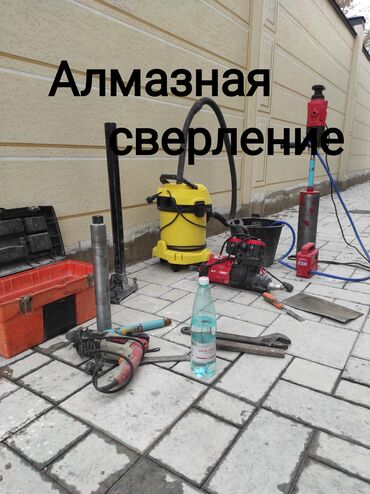 ручная дрель: Бурильная установка красного цвета с алмазной коронкой. Предназначена