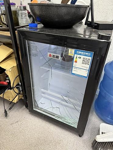 mini refrigerator: Мини холодильник, работает хорошо, но сломалось внутреннее стекло — 1