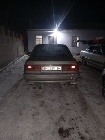 Mazda: Mazda 626: 1988 г., 1.8 л, Механика, Бензин, Седан