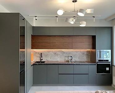 Кухонные гарнитуры: Кухонный гарнитур угловой конфигурации, выполненный в современном — 8