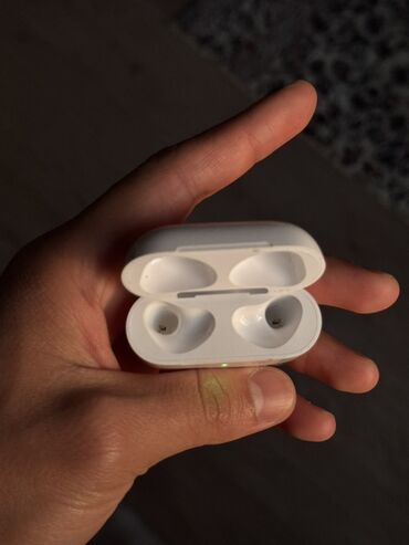чехлы на airpods: Белый зарядный кейс для беспроводных наушников Apple AirPods Pro