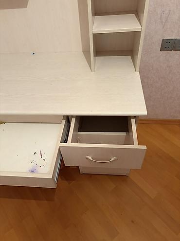 Мебель на заказ: Açıq krem rəngli, çoxfunksiyalı yazı masası. Evdə və ya uşaq otağında — 3