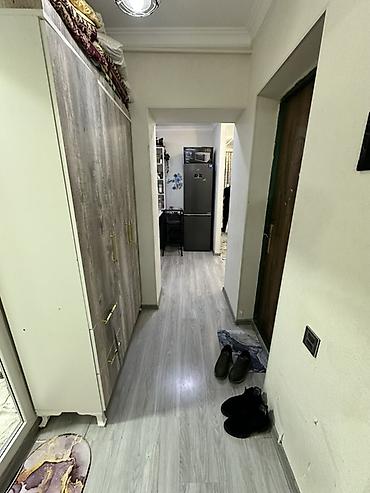 Köhnə tikili: 5 mərtəbəli daş binada mənzil. Geniş, işıqlı həyət, gecə — 5