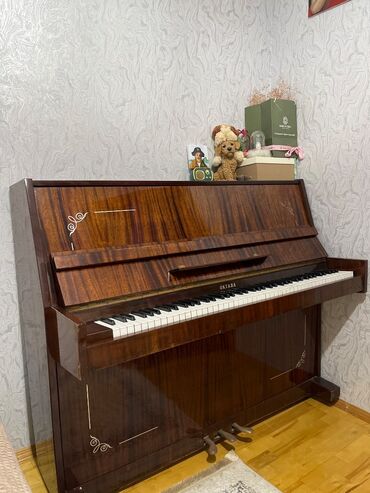 Gitaralar: Fortepiano satilir Üc pedal Pianino. Sumqayit. Elaqe ucun WhatsApp