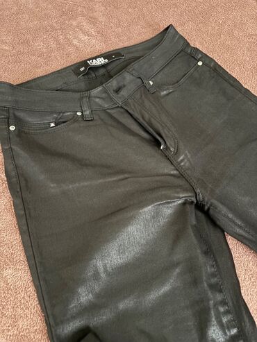 Crne Karl Lagerfeld pantalone, srednje dubine. Voskirane. Br je 25