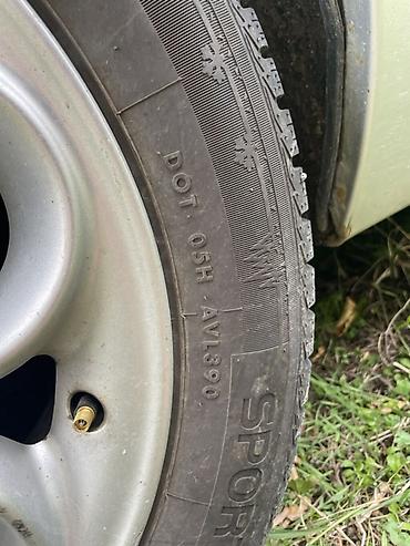 06a 133 317 a: Alu felne 5x98 R16 sa novim zimskim gumama dve su dok 35/25 dve 45/25 — 6