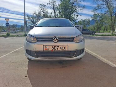 авто в рассрочку без процентов: Представлен седан Volkswagen Polo в серебристом цвете, оснащенный