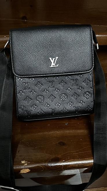 новая сумка: Сумка через плечо Louis Vuitton, черная - Материал: тисненая — 1