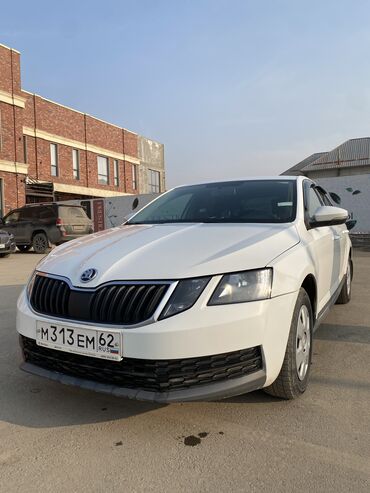 большой машина: Skoda Octavia: 2017 г., 1.6 л, Автомат, Бензин, Хэтчбэк