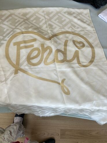 yuxuda hicab: Krem rəngli Fendi şərf/şal. - Material: yüngül, parıltılı atlas-satin