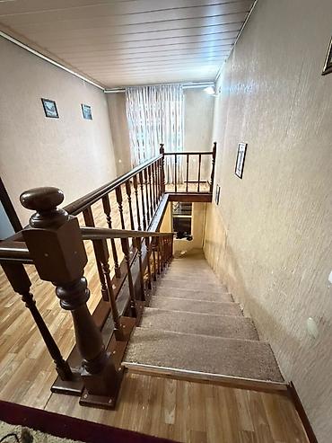 Продажа коттеджей и домов: Продаётся двухэтажный дом в районе Токольдош по улице Армейская. Общая — 8