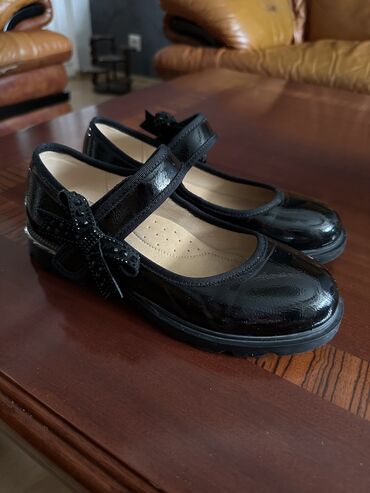 кожаный туфли: Продаются туфли черные, размер 34. Состояние идеальное! Цена 1500 сом