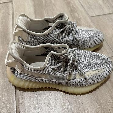 sari batinka: - Məhsul: İdman ayaqqabısı, “Yeezy” üslubunda - Rəng: Boz-ağ qarışıq — 1