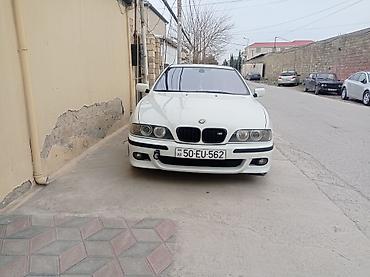 BMW: BMW 5 Series (E39) sedan – ağ rəngdə, M-paket vizual üslubunda — 1