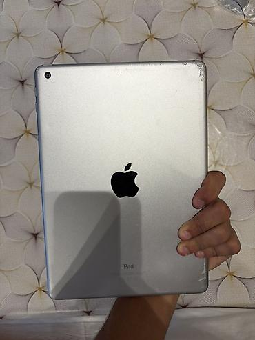Apple iPad: Apple iPad planşet Xüsusiyyətlər: - Ekran: 9.7 düym Retina ekran — 5