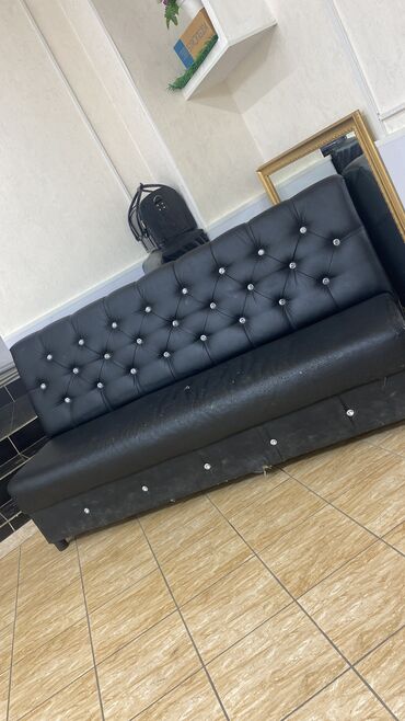 продажа бу диванов: Прямой диван, цвет - Черный, Б/у
