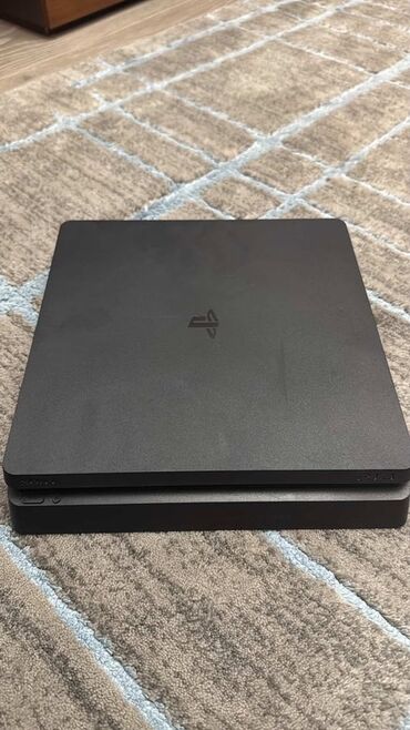 центральная колонка для домашнего кинотеатра: Игровая консоль Sony PlayStation 4 Slim в черном цвете. Консоль имеет