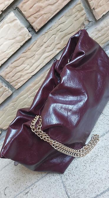 Torba – bordo, mekana “pouch”/kese-stil sa zlatnim lancem -