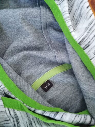 Köynəklər: 11-12 yawa. Biri 5-10manat. Bezilerini tezedir — 21