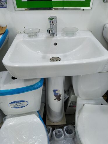 тюльпан: Bu, hamam otaqları üçün nəzərdə tutulmuş ağ rəngli keramika lavabodur