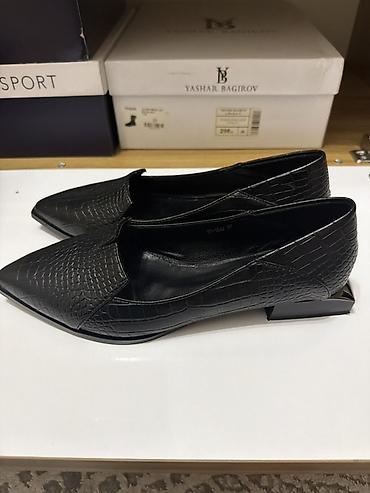 туфли из кожи питона: Qadın loafer ayaqqabısı – qara, timsah fakturalı dəri dizaynı - — 3