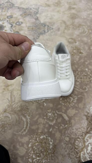 Кроссовки и спортивная обувь: Кроссовки белые мужские так же и для девушек подойдет размер 41 — 9
