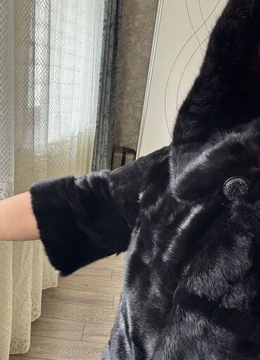 Kürklər: Kristina brendinə məxsus qara rəngli, başlıqlı xəz palto. Bu uzun — 3