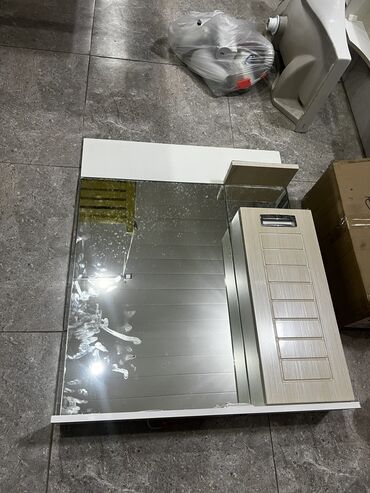 moydadır işlənmiş: Hamam umıvalniki ve shkafı normal veziyyetdedir umuvalnıkde hec bir