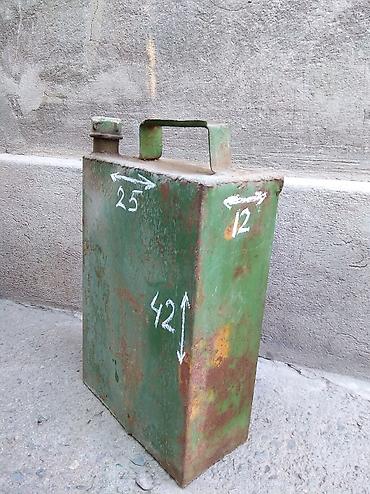 Другие автозапчасти: Гаражная распродажа! Продаю: Канистры зеленая под масло или — 3