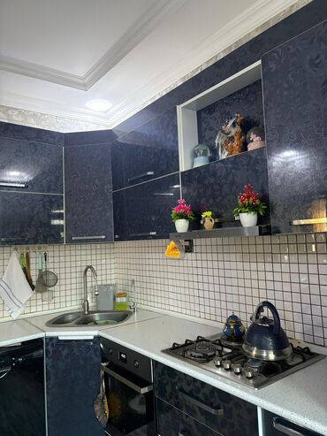 Mətbəx mebeli: Köçürük deyə satılır. Divan üstündə verilir (4 m). Havalandırma, 4 göz — 4